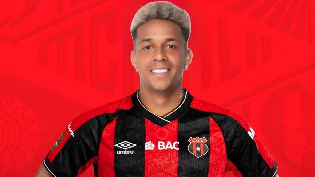 Jeison Lucumi se acerca a Alajuelense. (Foto: Kevin Jiménez)