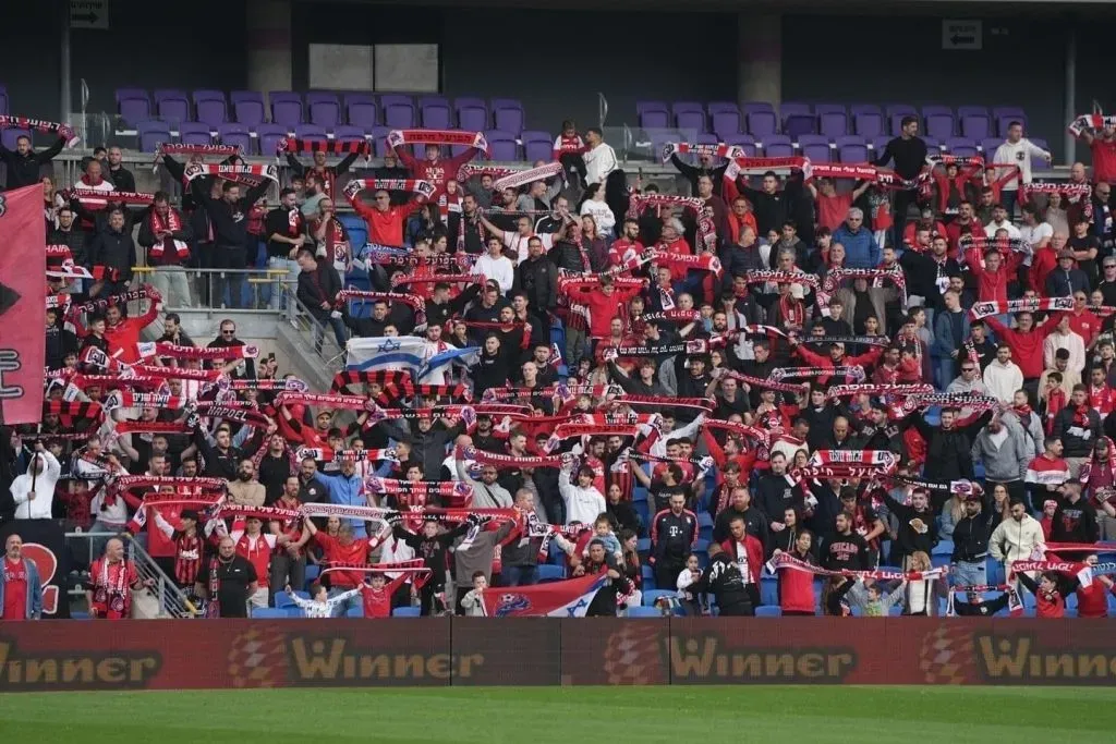 La afición del nuevo equipo de Javon East (Hapoel Haifa FC).