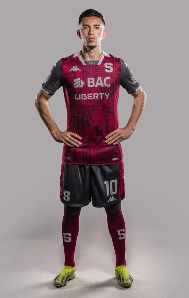 Jefferson Brenes toma la posta de Marvin Angulo (Saprissa).