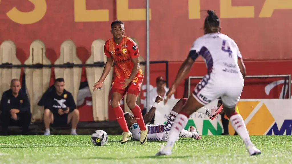 Shwn Johnson llegó a ser titular en Herediano de la mano de “Paté” Centeno. Pero tras su salida, esa situación fue cambiando. (Foto: CSH)