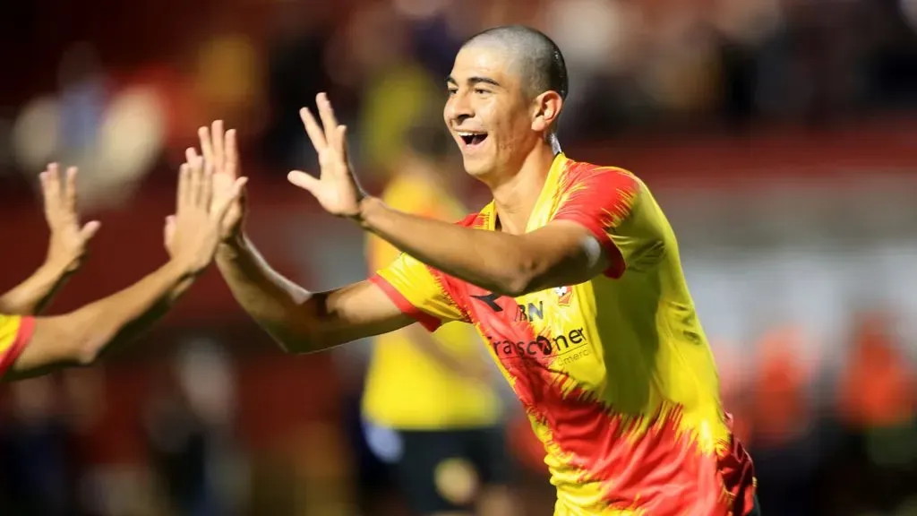Ariel González sufre la mano dura de Alexander Vargas.