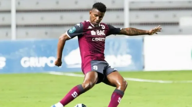 Fidel Escobar quedó de nuevo descartado por Giacone.