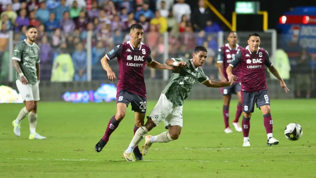 Alajuelense lleva 13 partidos consecutivos sin poder derrotar a Saprissa. (Foto: La Teja)