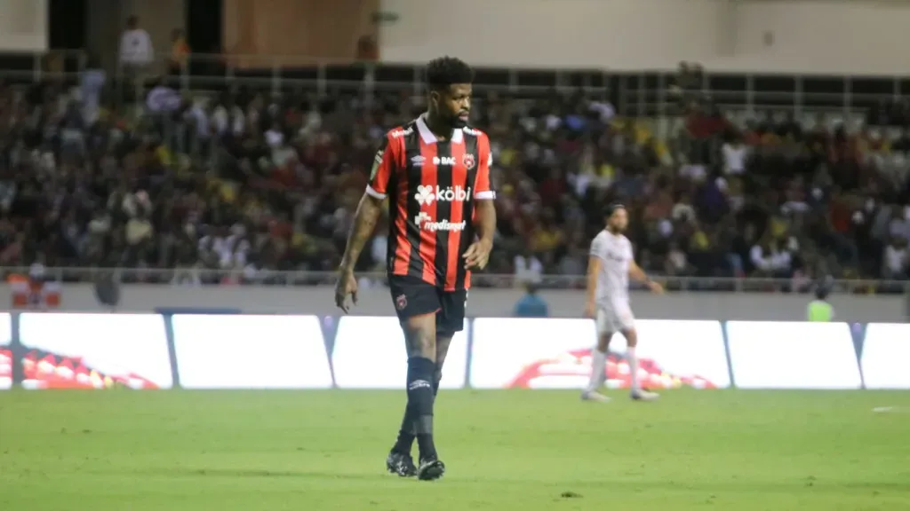 Manjrekar James debió salir de Alajuelense.