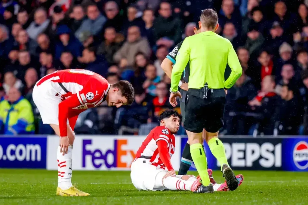 Pepi se toma la rodilla, momento en el que debió ser sustituido.