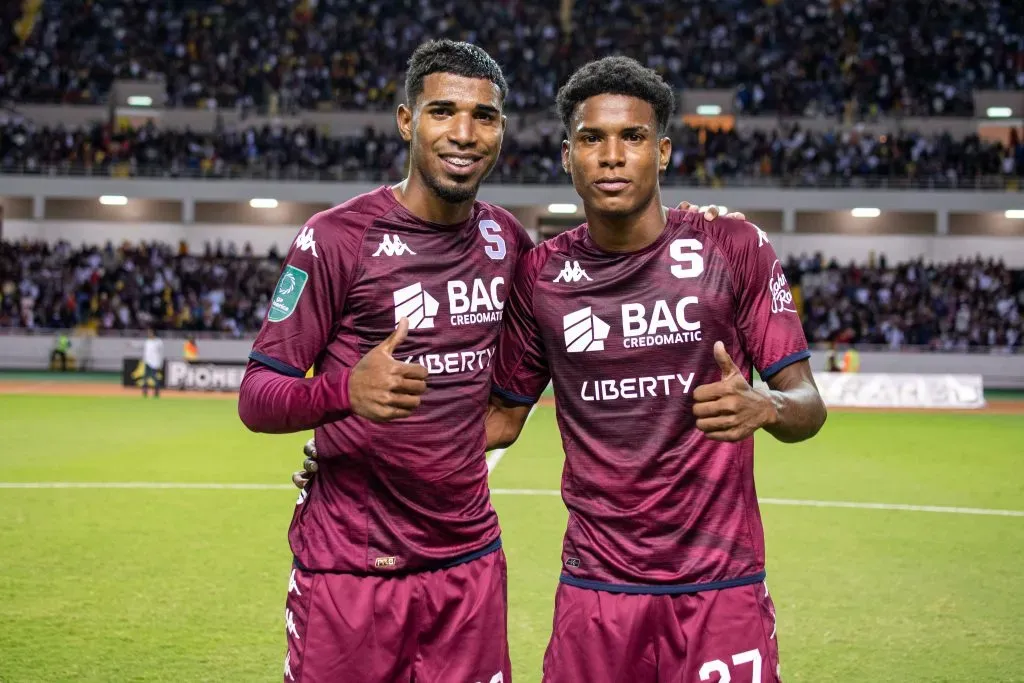 Samir y Gerald Taylor conviertieron a su madre de manuda a morada (Saprissa).