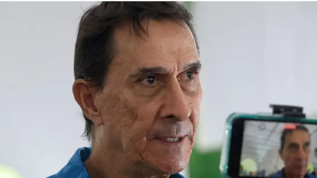 Guimaraes precupado por un jugador de Alajuelense.