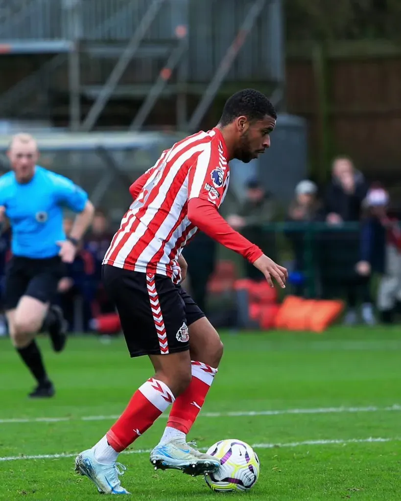 Se cayó el pase de Jewison Bennette al Charlton (Sunderland AFC).