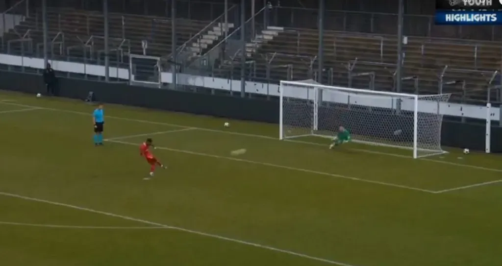 Así fue el penal que pateó Keyrol Figueroa en la tanda entre Liverpool y Stuttgart de Alemania.