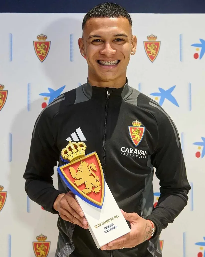 El hondureño estaba muy feliz al recibir su primer premio con el Real Zaragoza.