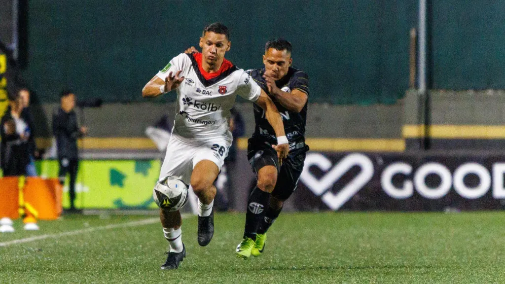 Fernando Piñar disputó 45 minutos contra Sporting en el Ernesto Rohrmoser. (Foto: La Nación)