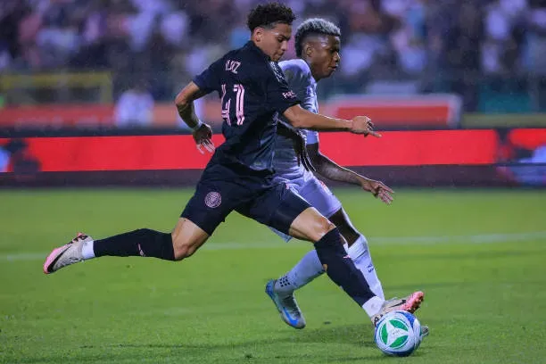 David Ruiz lucha el balón ante Julián Martínez antes de salir lesionado contra Olimpia (Foto: Getty Images)