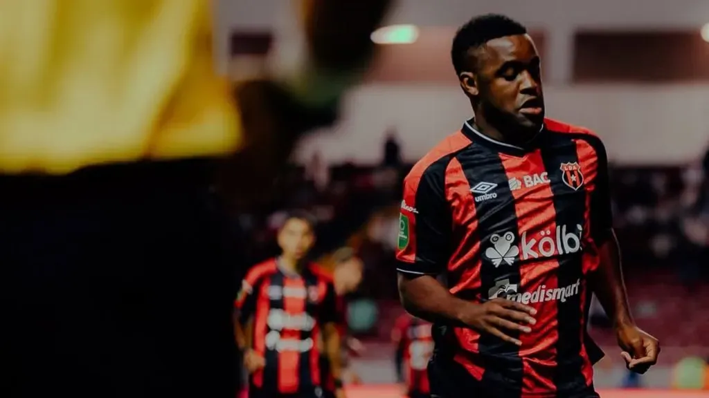 Joel Campbell no tuvo un buen clásico.