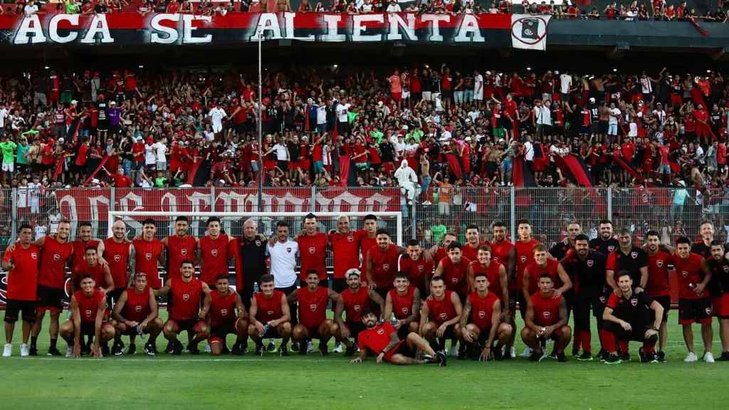 Keylor Navas posa junto al resto de sus compañeros durante el “banderazo” que la afición de Newell’s realizó en apoyo al equipo previo al clásico. (Foto: NOB)
