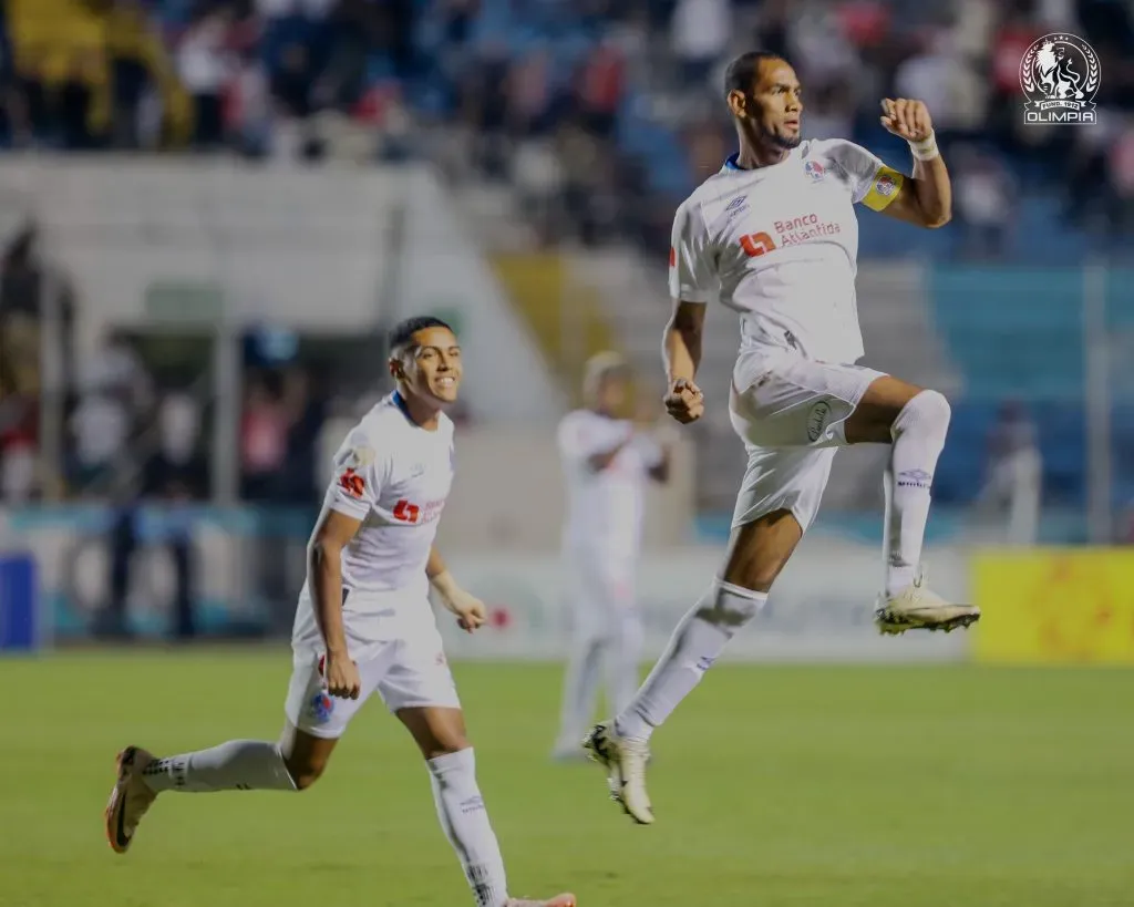 Jerry Bengtson tuvo una noche soñada en el clásico (Foto: Club Olimpia)