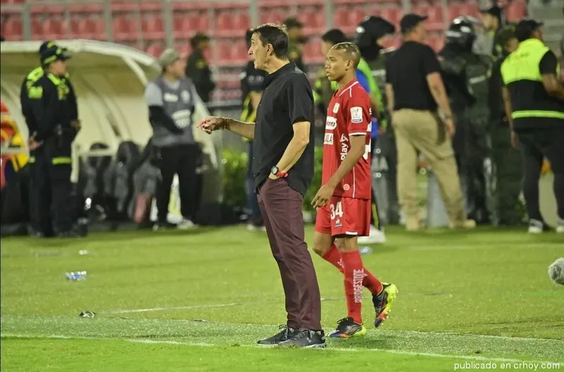 Guimaraes fue quien hizo debutar a Juan David Nazarith (CRhoy.com).