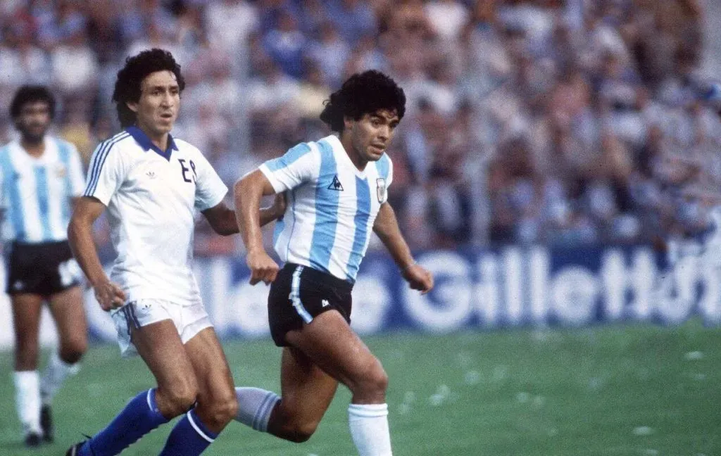 Dos potencias se saludan: Mágico González y Diego Armando Maradona.