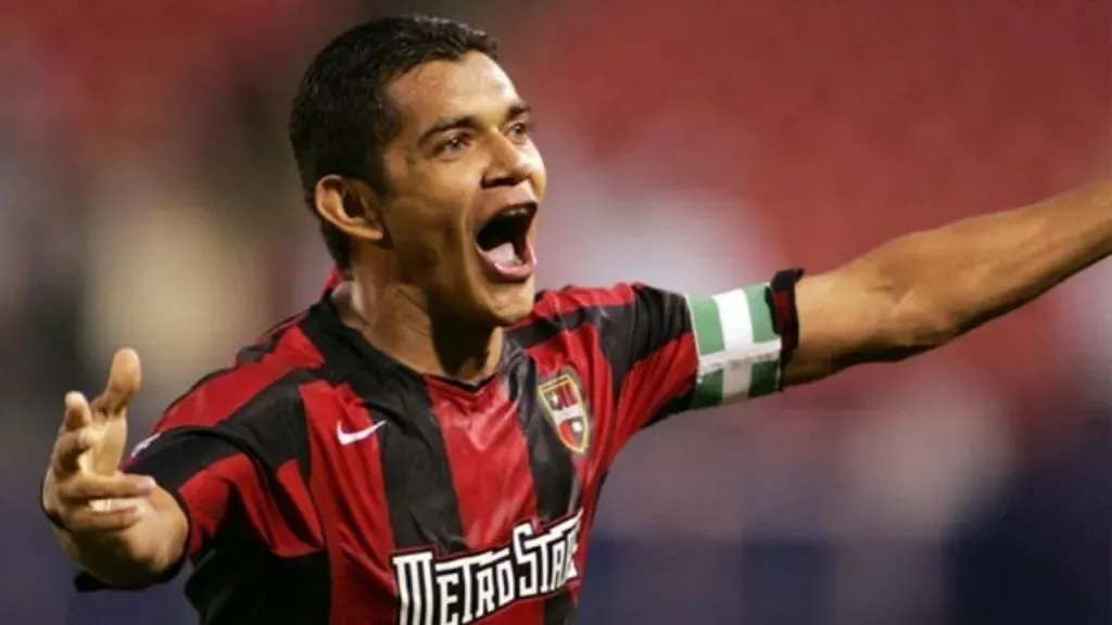 El Lobo Guevara con la camiseta de MetroStars, equipo posteriormente denominado NY Red Bulls.