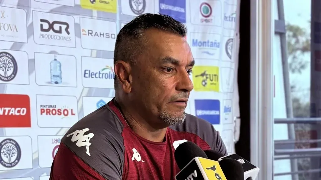 José Giacone contra las cuerdas por el rendimiento del Saprissa.