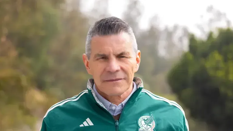 Alfredo Tena durante su último paso como entrenador. (Foto: MiSelecciónMX)