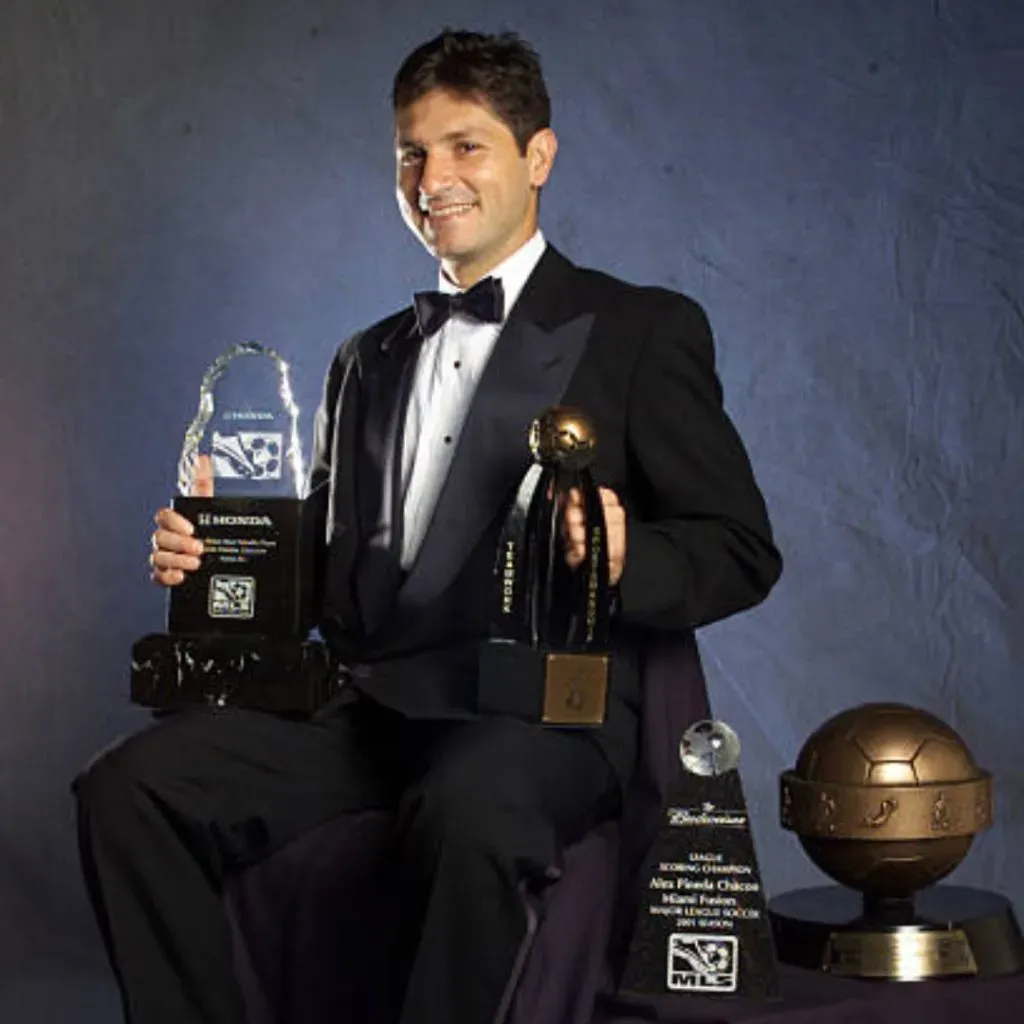 MVP y máximo goleador, único hondureño en solitario en tener esas distinciones.