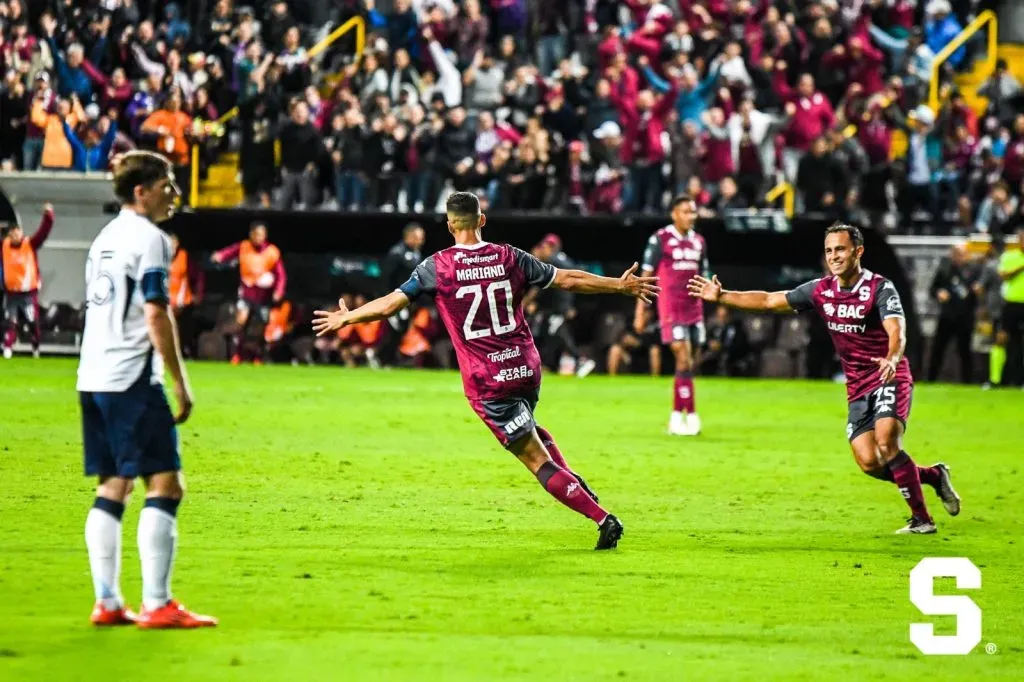 Mariano Torres lo volvió a hacer (Saprissa).