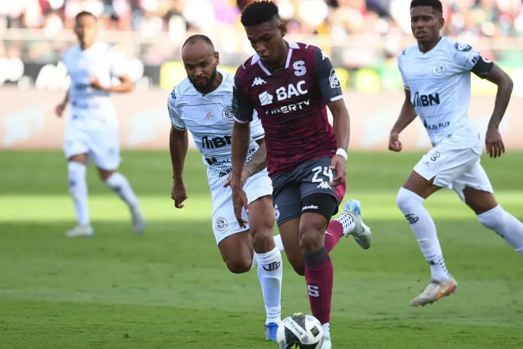 Pablo Arboine marca a Orlando Sinclair. (Foto: Jorge Navarro)