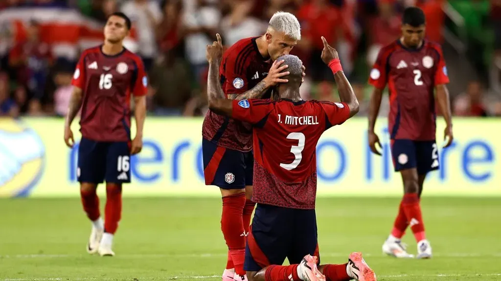 Francisco Calvo y Jeyland Mitchell en riesgo contra Panamá.