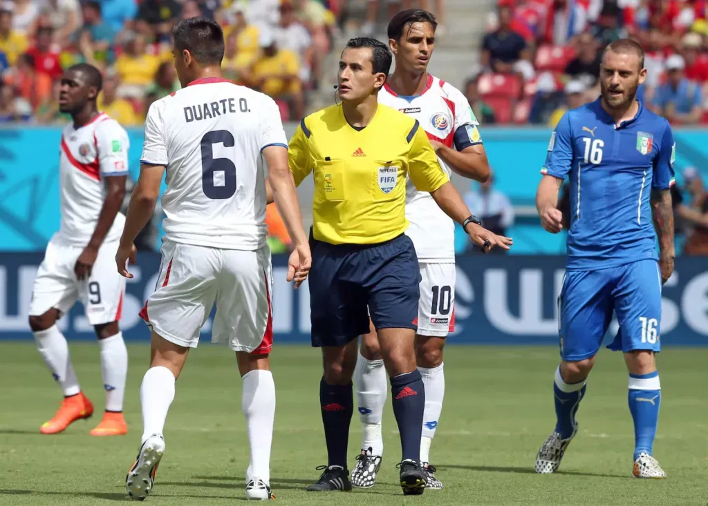 La carrera de Osses duró de 2002 a 2016. Lo Conmebol lo eligió como el mejor árbitro de América y, por tener el gafete FIFA, dirigió partidos de Copa Libertadores, Mundial de Clubes y Copa del Mundo. En uno de ellos, en 2014, perjudicó a La Sele. (Foto: SRDJAN SUKI / Getty)