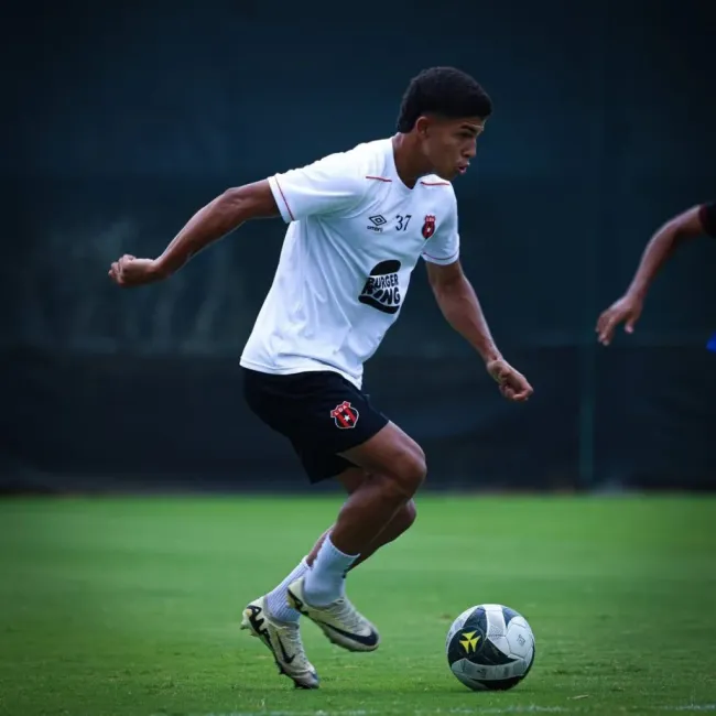 Isaac Badilla entrenando con el primer equipo de Alajuelense