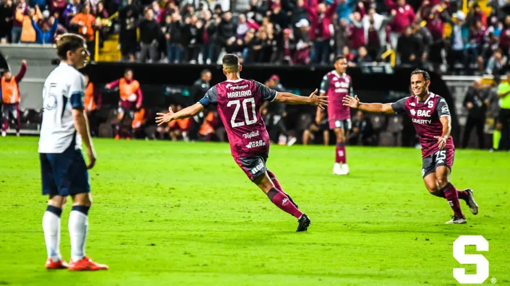 Mariano Torres celebra su golazo, el que allanó el camino de la remontada contra Vancouver Whitecaps. El 2-1 fue obra de Ariel Rodríguez. (Foto: Saprissa)