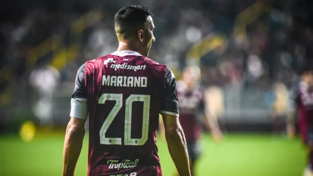 Mariano Torres se fue expulsado (Saprissa).