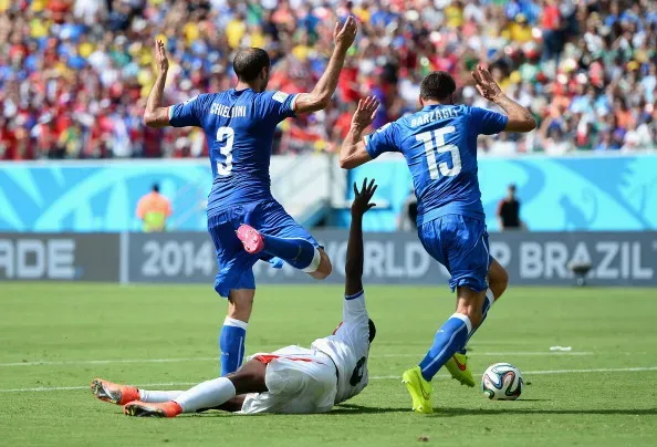 El árbitro no sancionó un claro penal para los ticos (Getty Images)