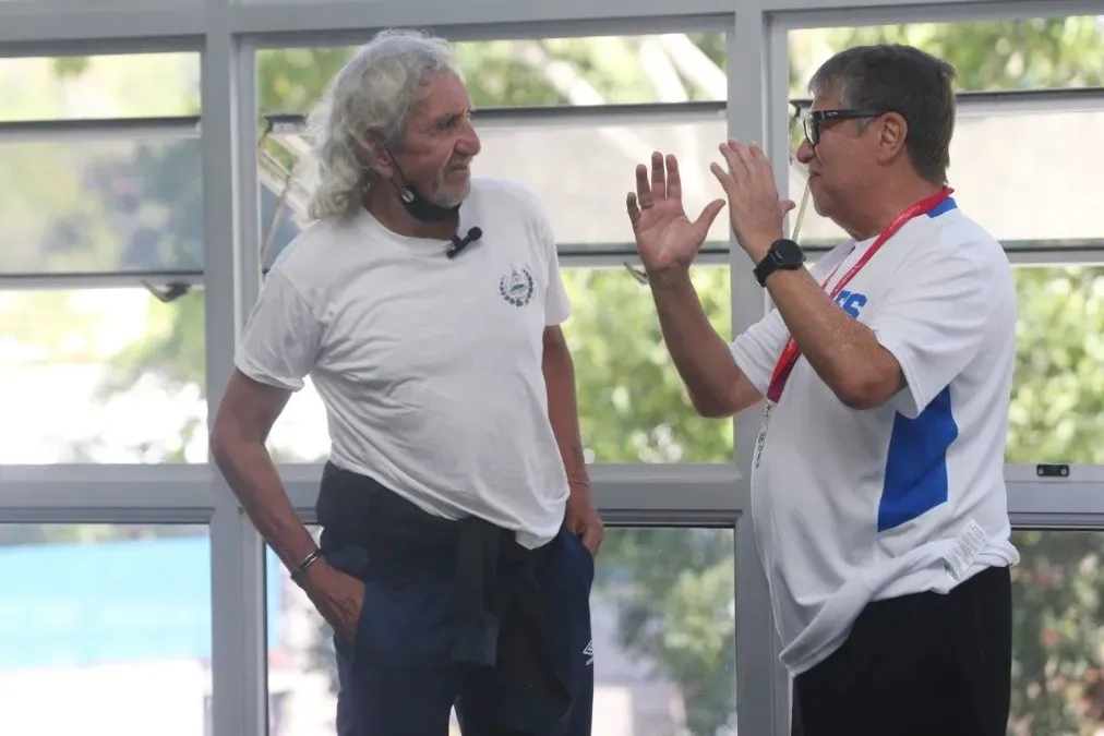 El Mágico junto al Bolillo Gómez. (Foto: FESFUT)