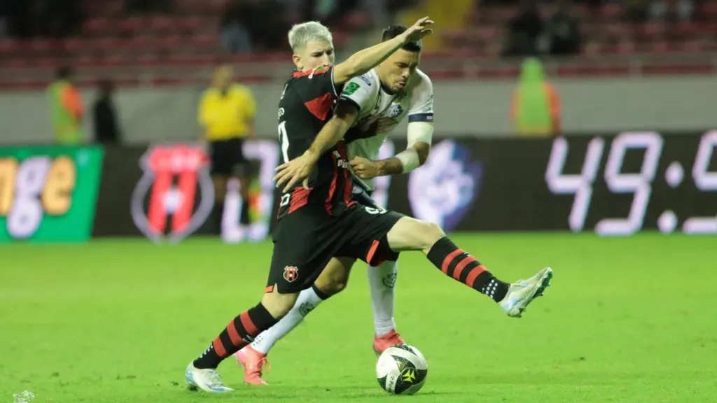 Canhoto, que asistió a Toril, pelea por la bola con Douglas López en el último Alajuelense-Cartaginés. (Foto: Jonathan Jiménez)
