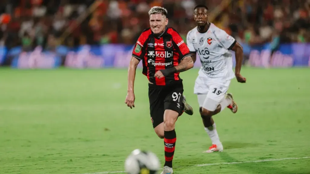 El pasado 28 de febrero, Puntarenas rescató un 0-0 ante Alajuelense en el Morera Soto gracias a la sublima actuación de Leonel Moreira. (Foto: El Mundo CR)