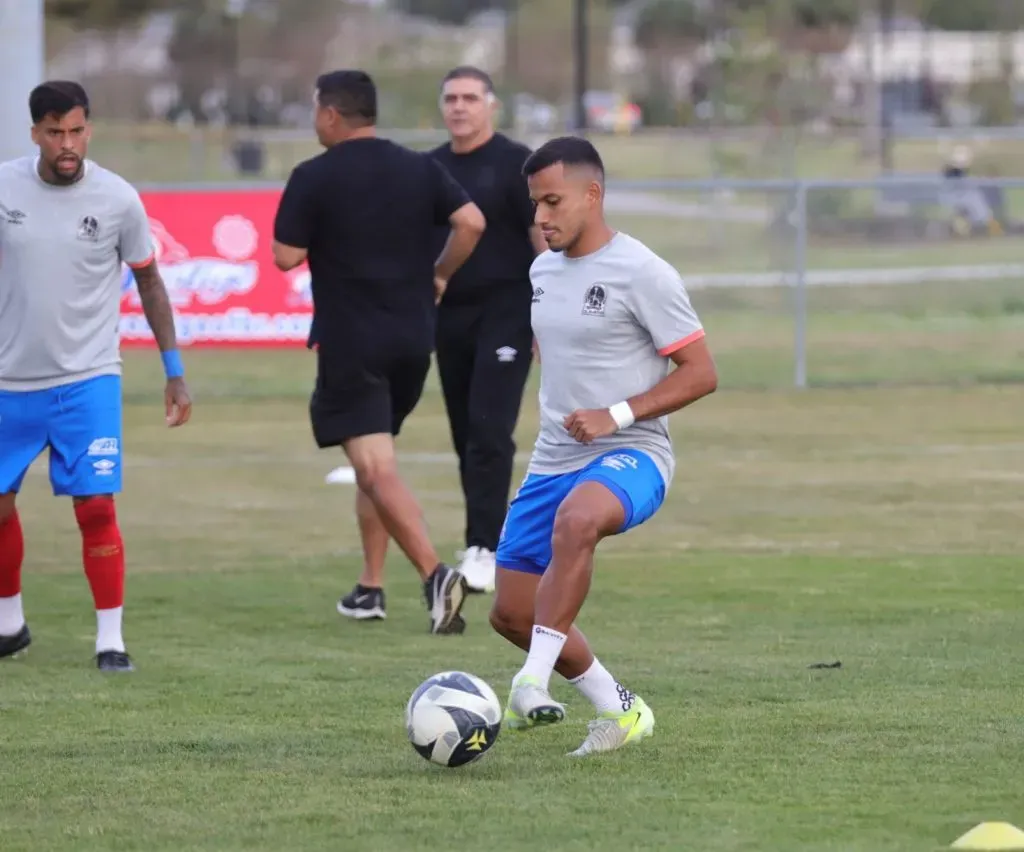 Edwin Rodríguez prefirió no jugar el partido por miedo a lesionarse. (Foto: Isaí Velásquez)