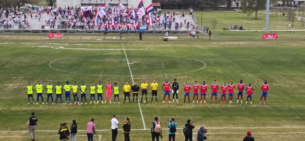 De “potrero” fue catalogada la cancha dónde jugó Olimpia. (Foto: Cortesía)