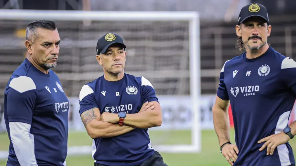 José Giacone junto a su hermano, Diego, y el preparador físico Leandro Vilariño. (Foto: Diriangén)