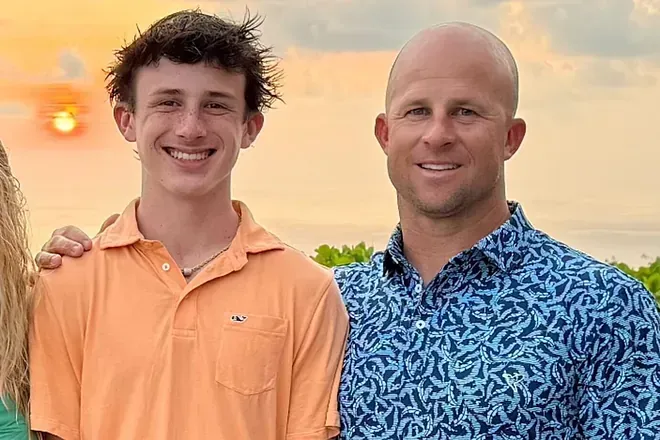 Brett Gardner junto a su hijo Miller