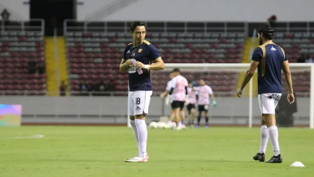 Erick Torres realiza el precalentamiento con la camisa de Herediano, en la edición 2024 de los 90 Minutos por la Vida. (Foto: ESPN)