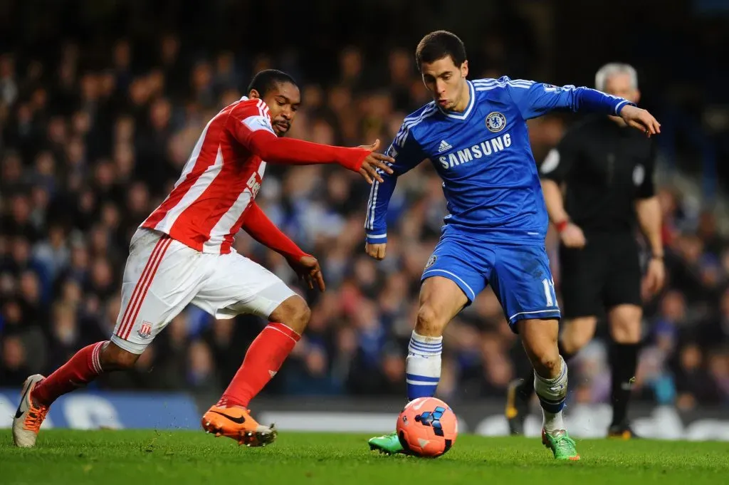 Wilson Palacios fue uno de los mejore mediocampistas en la historia de Honduras, jugó en 5 equipos de la Premier League. En la imagen sus días en Stoke City marcando a Eden Hazard. (Foto: Getty Images)
