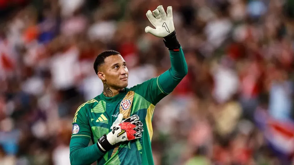 Patrick Sequeira es apoyado por Miguel Herrera.