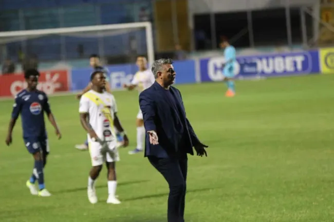 Diego Vázquez no quiso afrontar la conferencia de prensa para mostrar su inconformidad. (Imagen: La Prensa)