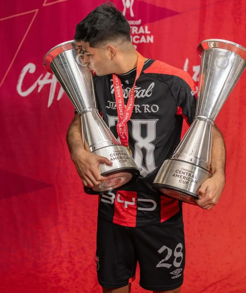 Joshua Navarro ganó dos Copas Centroamericanas con Alajauelense. (Instagram)