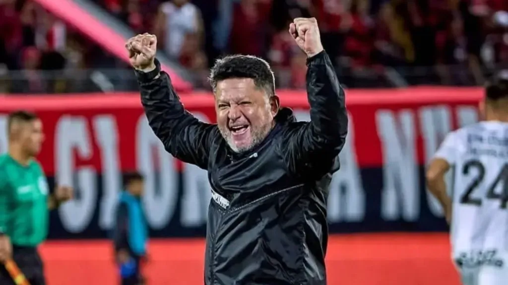 Jafet Soto celebra nueva incorporación.