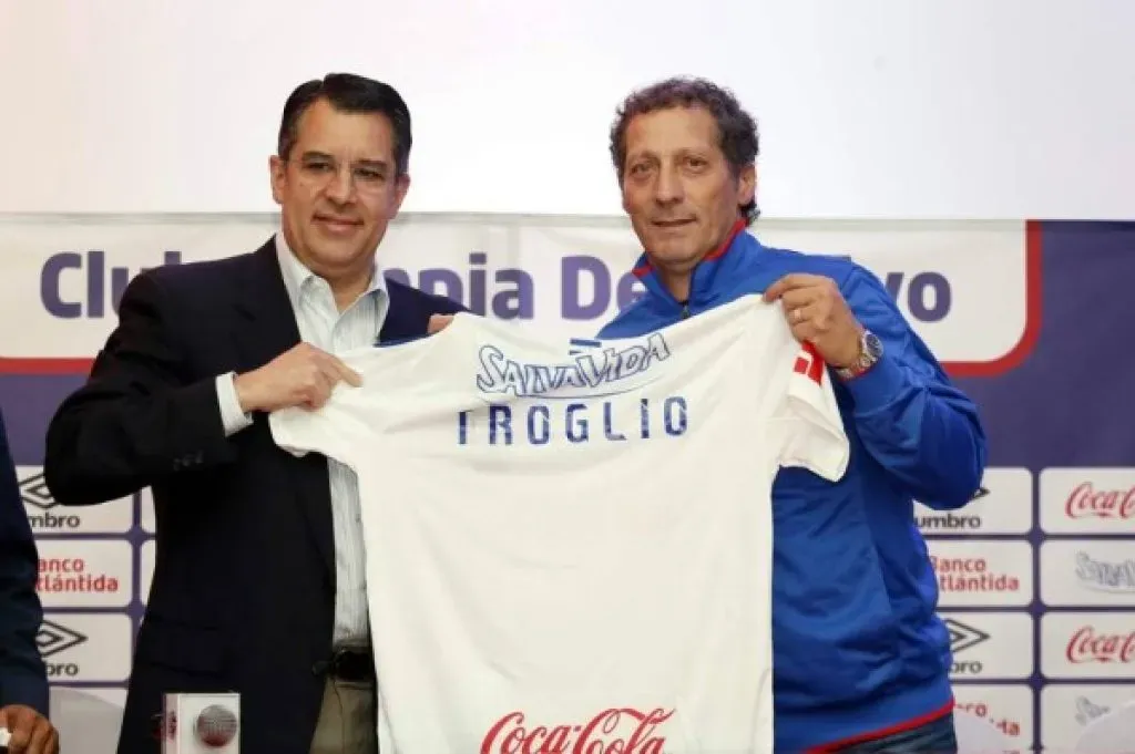 Pedro Troglio llegó por primera vez a Olimpia en Junio de 2019 y fue presentado por Rafael Villeda.(Foto: CD Olimpia)