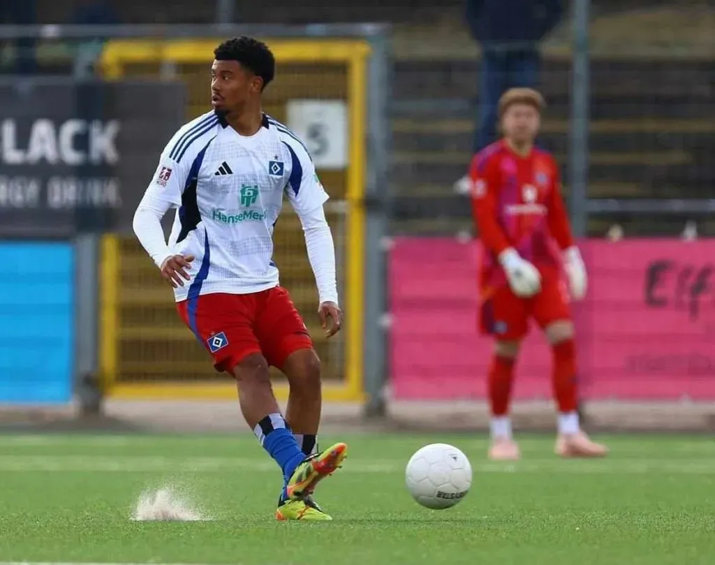 Rueda confirmó que Leonardo Posadas del Hamburgo, ya tiene su pasaporte hondureño y puede ser elegible para la selección de Honduras. (Foto: Instagram Leo Posadas)