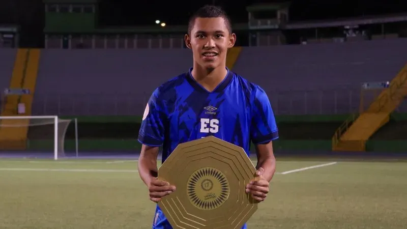 Jefferson Perla con la Selecta. (Foto: FESFUT)