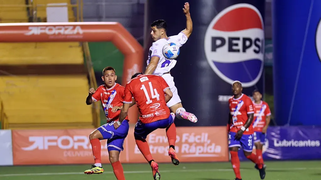 La útima vez que se enfrentaron, el 27 de febrero, Comunicaciones le ganó 2-1 a Xelajú con un doblete de Lynner García. Para los Chivos abrió el marcador Harold Cummings.